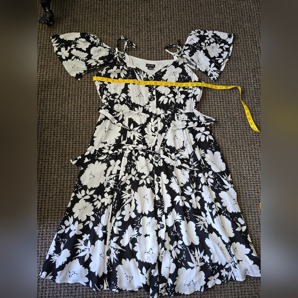 City Chic Black and White Floral Midi Dress - Picture 4 of 7